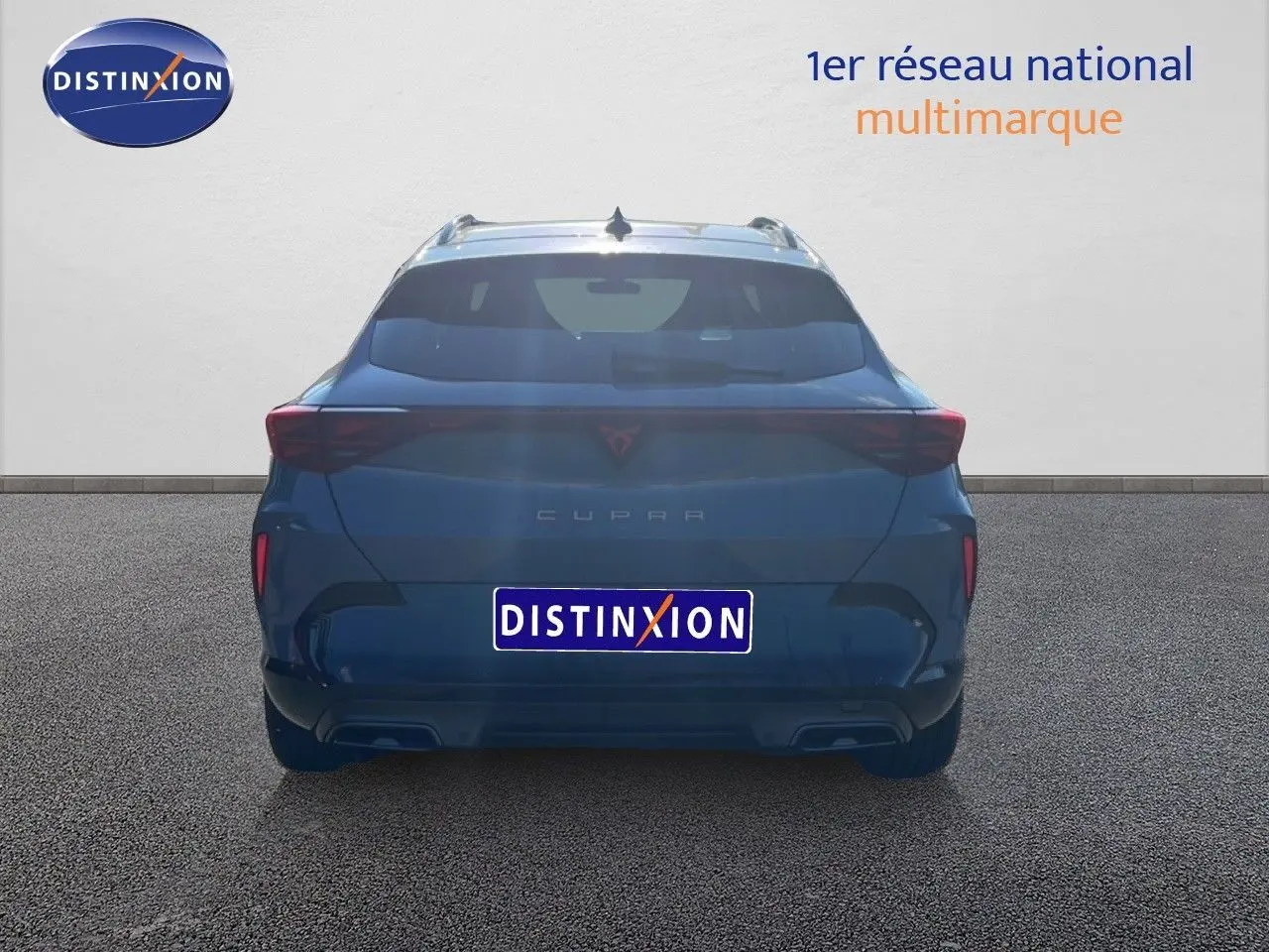 Vue arrière d'une CUPRA Formentor 1.5 eTSI 150CH DSG7 en gris Graphene, avec feux LED et double sortie d'échappement.