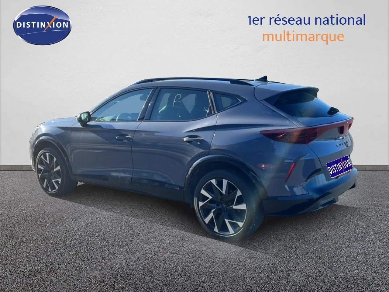 Vue 3/4 arrière droite d’un CUPRA Formentor 1.5 eTSI 150CH DSG7 en gris Graphene avec jantes bi-ton et toit noir.