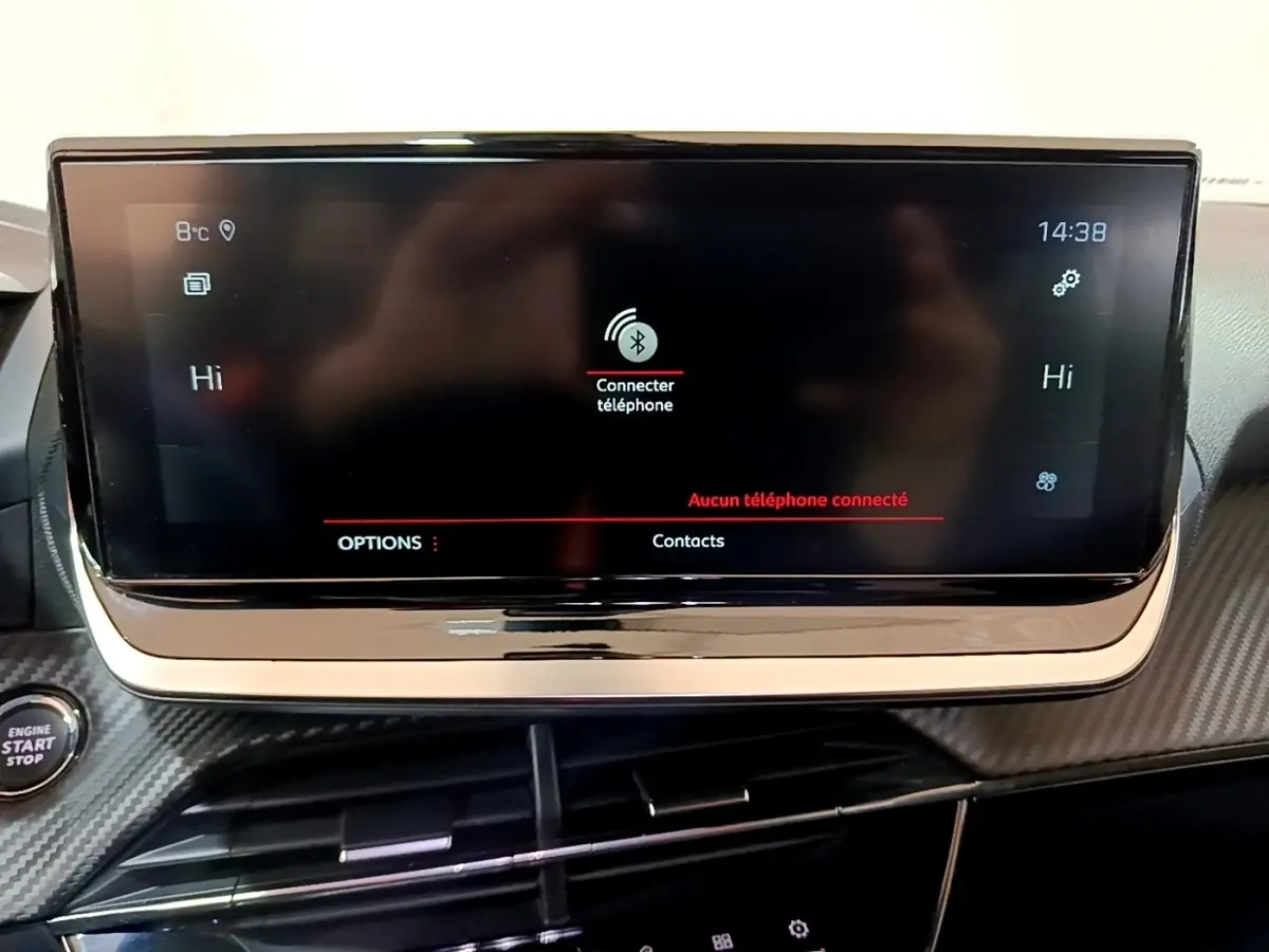 Écran tactile central du tableau de bord Peugeot 2008 blanc, affichant la connexion Bluetooth au téléphone.