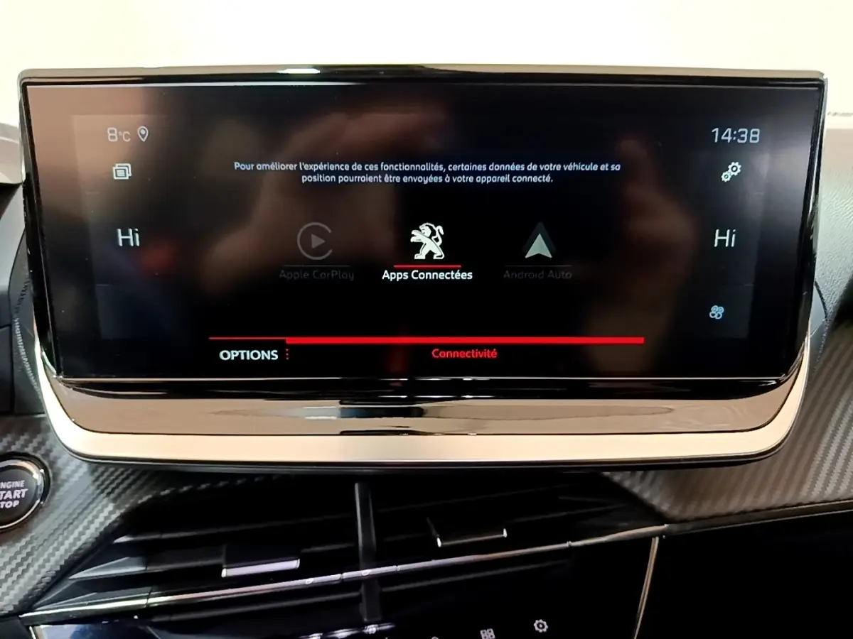 Écran tactile central du tableau de bord du Peugeot 2008 blanc, affichant les options Apple CarPlay et Android Auto.