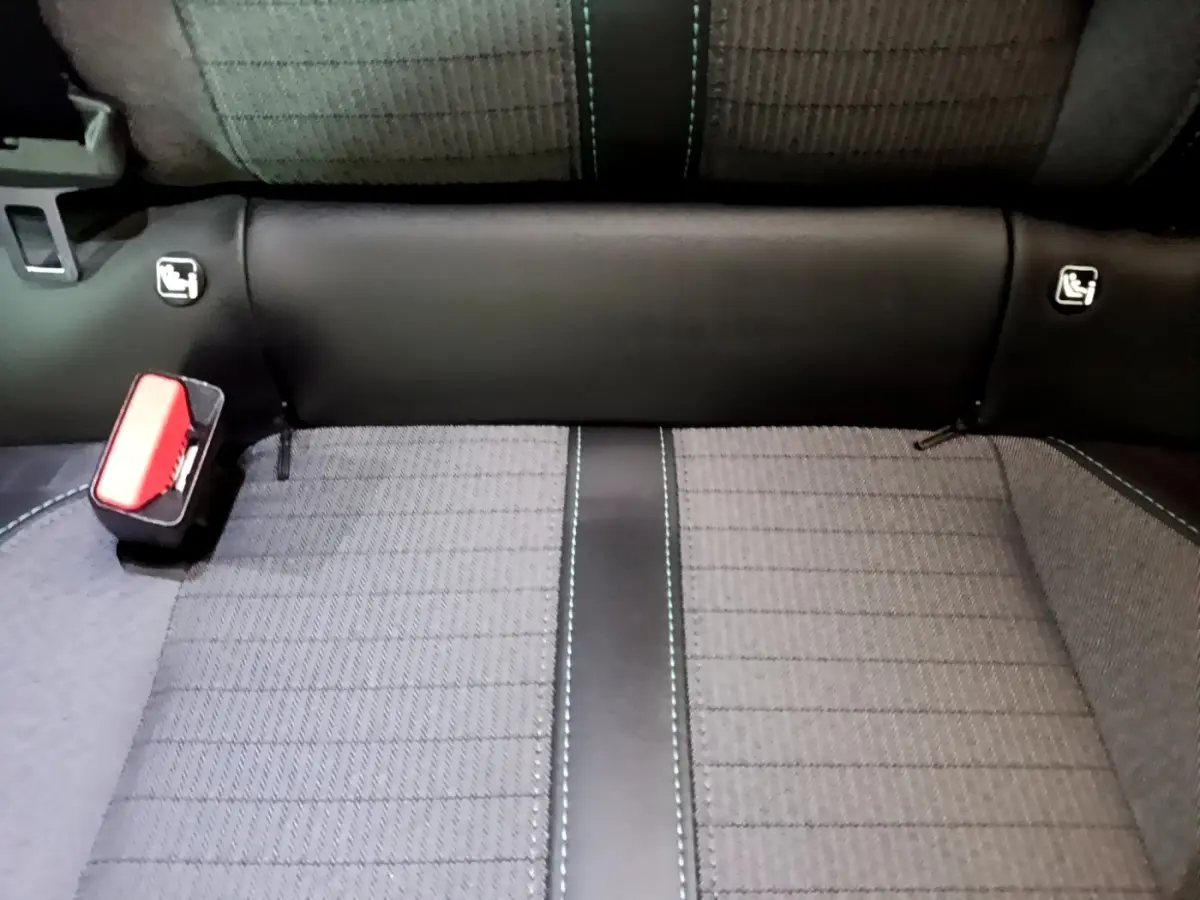 Gros plan sur la banquette arrière gris foncé du Peugeot 2008 avec ceintures de sécurité et fixations Isofix visibles.
