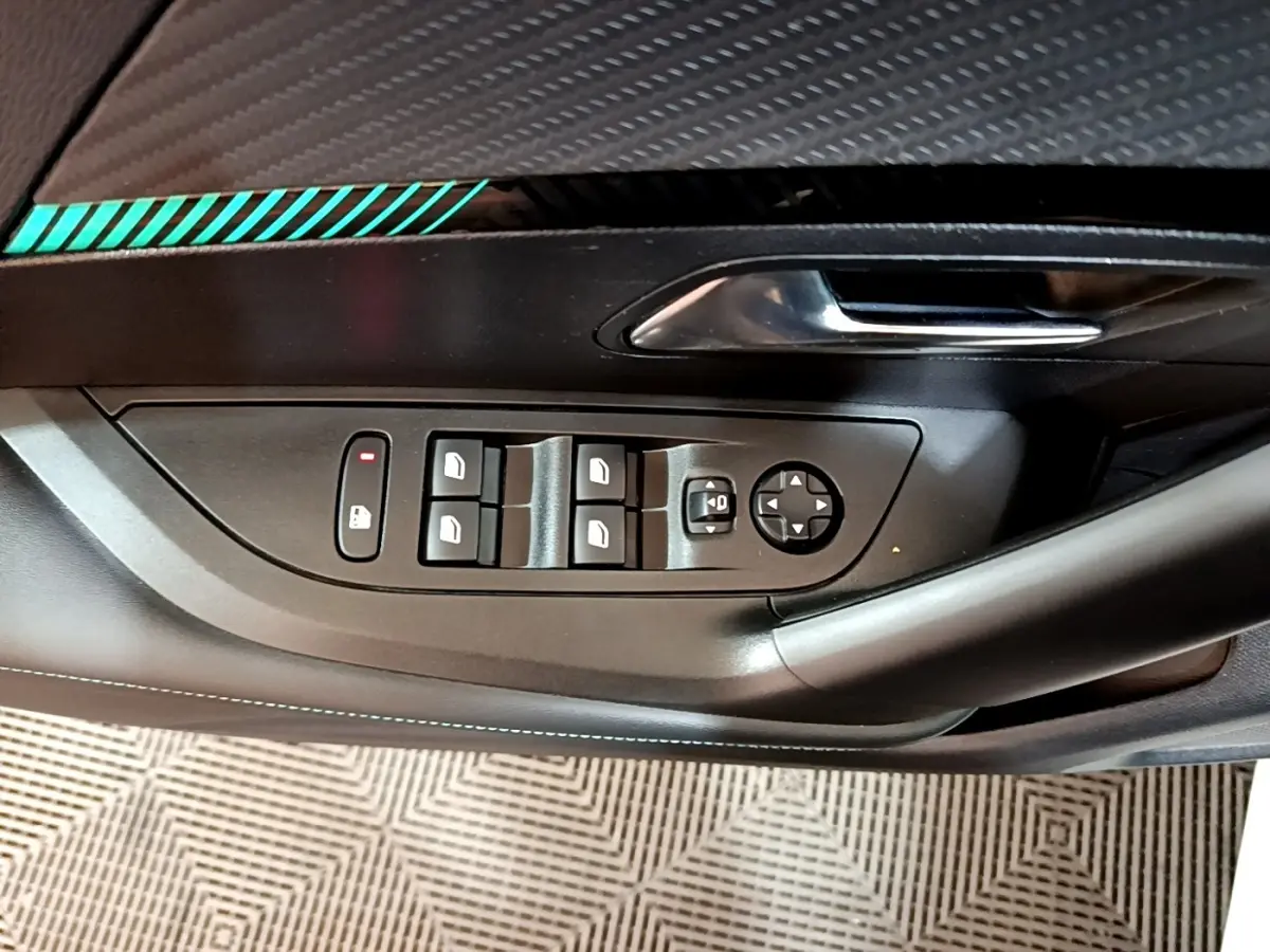Vue rapprochée du panneau de commandes des vitres et rétroviseurs côté conducteur, intérieur noir avec éclairage bleu sur Peugeot 2008 blanc.