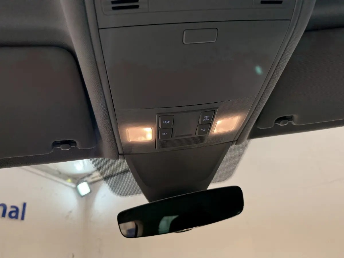 Vue intérieure du plafonnier gris avec éclairage et commandes au-dessus du rétroviseur central d’un Volkswagen Tiguan.