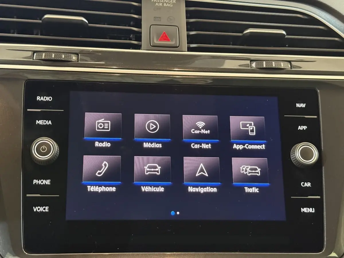 Écran tactile central du Volkswagen Tiguan 2020 affichant les options multimédias et navigation, vue de face.