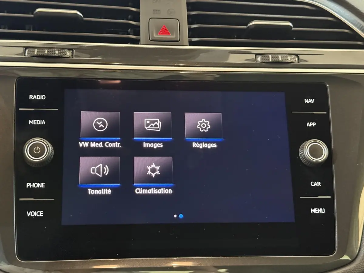 Écran tactile central du Volkswagen Tiguan 2020 affichant les options média, images, réglages, tonalité et climatisation.