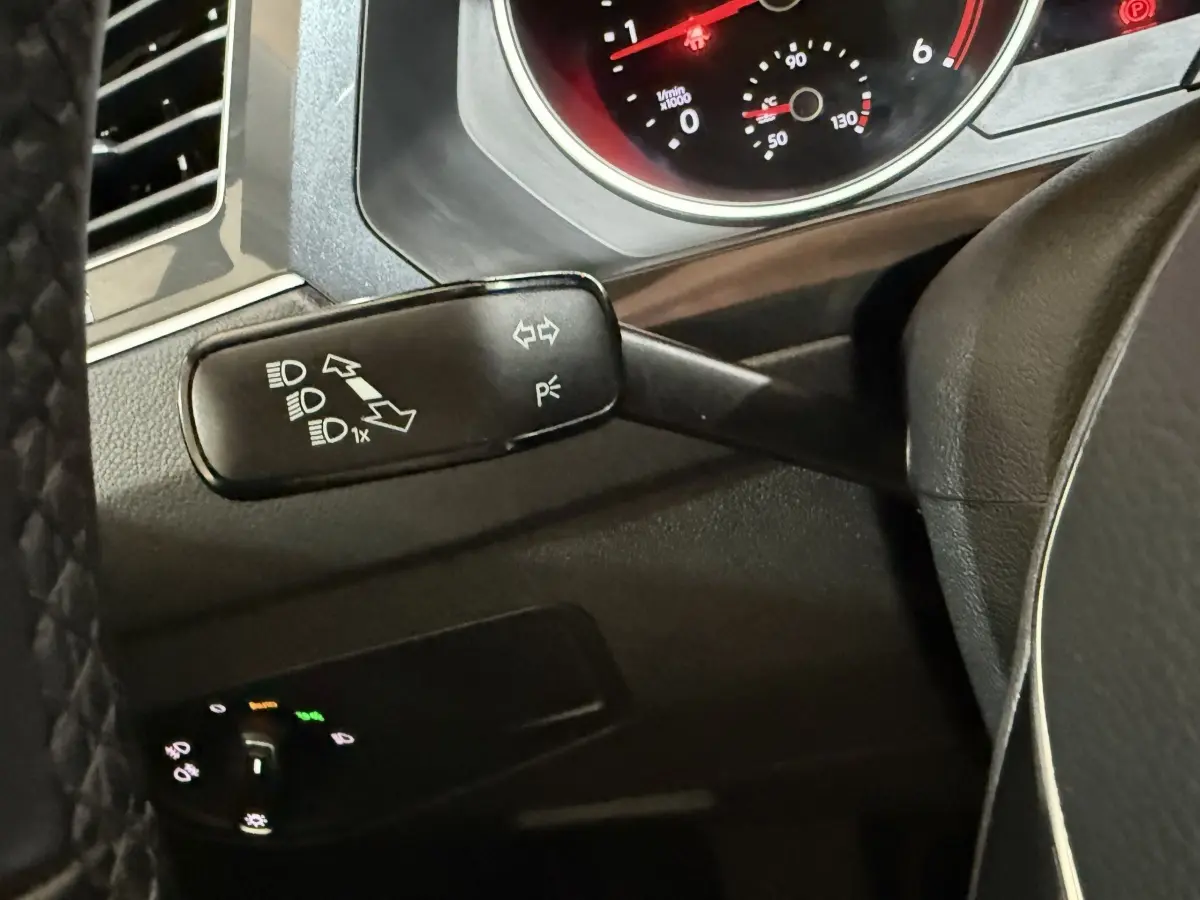 Gros plan sur la manette de clignotant gauche du tableau de bord du Volkswagen Tiguan gris clair 2020.