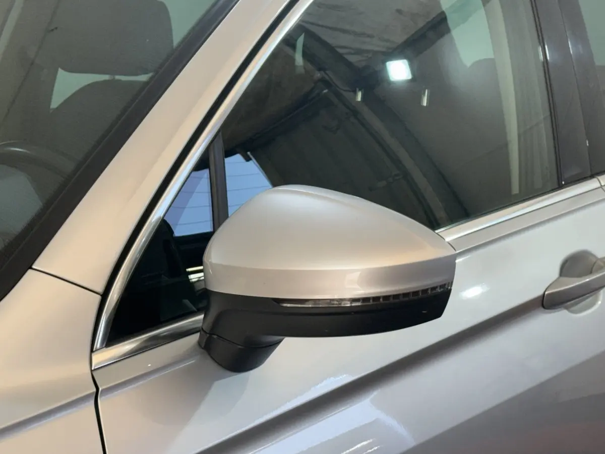 Gros plan sur le rétroviseur côté gauche gris clair du Volkswagen Tiguan 2020 avec clignotant intégré.