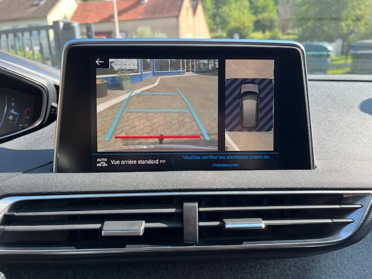 Écran tactile intérieur du Peugeot 3008 2016 montrant la caméra de recul et la vue 360° de l'environnement arrière.