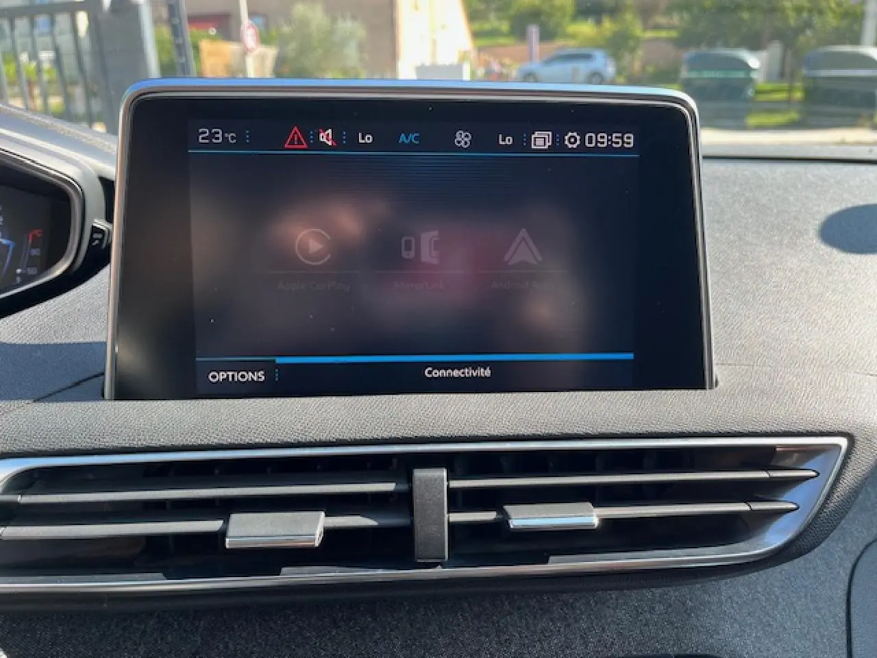 Écran tactile central du tableau de bord du Peugeot 3008 2016 avec commandes de connectivité visibles.