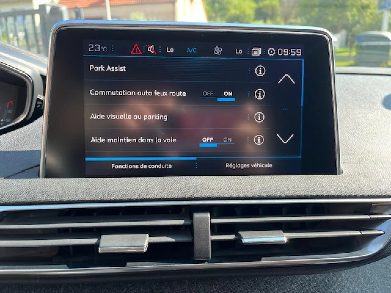 Écran tactile central du Peugeot 3008 2016 affichant les options d'aide à la conduite dans un intérieur noir.