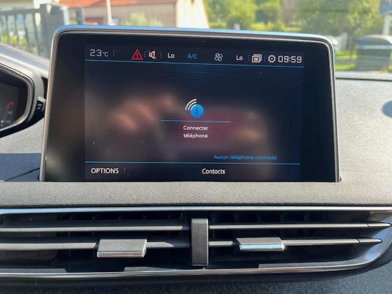 Écran tactile central du tableau de bord du Peugeot 3008 2016 affichant la connexion Bluetooth, vue intérieure frontale.