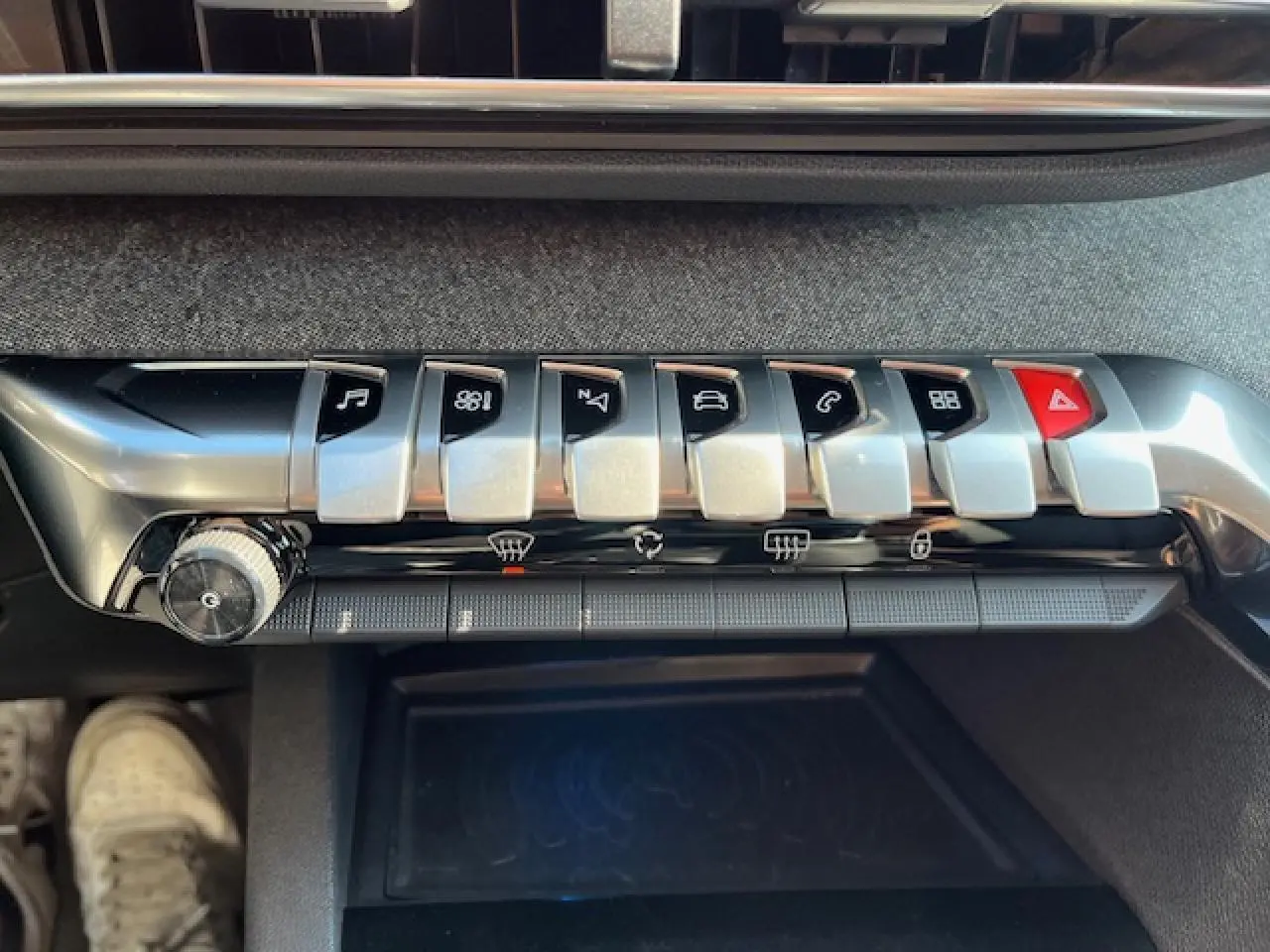 Gros plan sur la rangée de boutons argentés et noirs du tableau de bord du Peugeot 3008 2016, finition Allure Business.