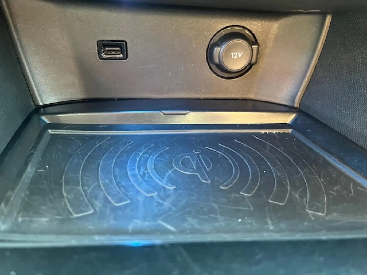 Gros plan sur le chargeur sans fil et prise 12V dans l'habitacle du Peugeot 3008 Metallic Copper 2016.