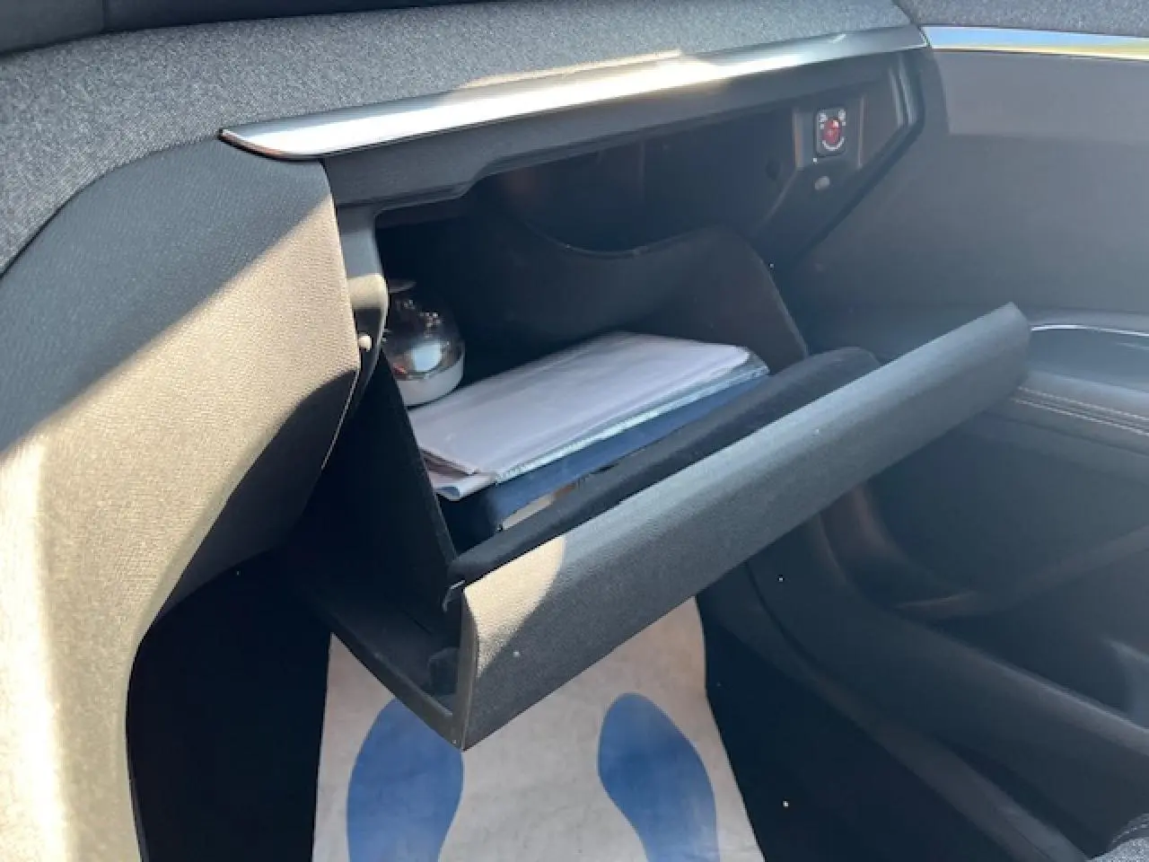 Gant de boîte à gants ouvert côté passager du Peugeot 3008 2016, intérieur noir avec documents visibles.