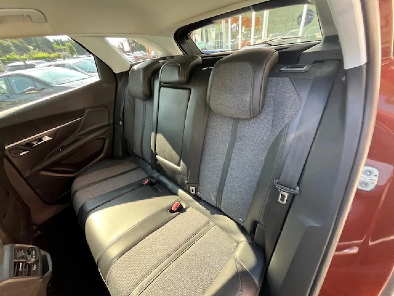 Vue côté droit de l'arrière d'un Peugeot 3008 2016 Metallic Copper avec sièges en tissu et cuir bicolore.