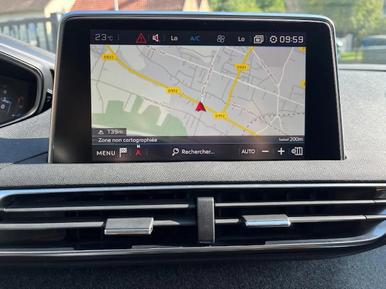 Écran tactile central du Peugeot 3008 2016 affichant la navigation GPS avec carte et commandes climatisation en dessous.