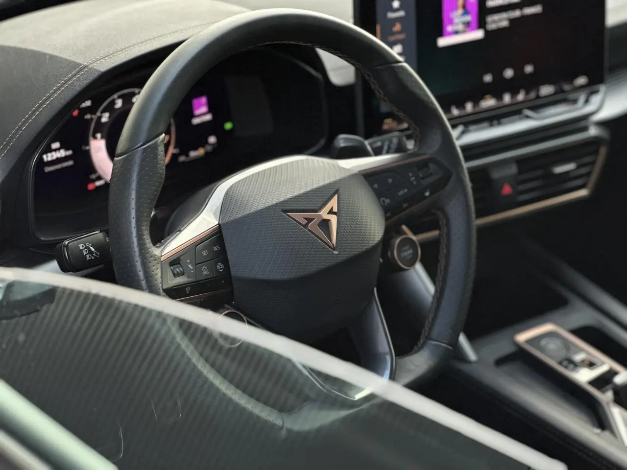 Intérieur de la CUPRA Formentor 2025 vu côté conducteur, volant cuir noir avec logo CUPRA et tableau de bord numérique.