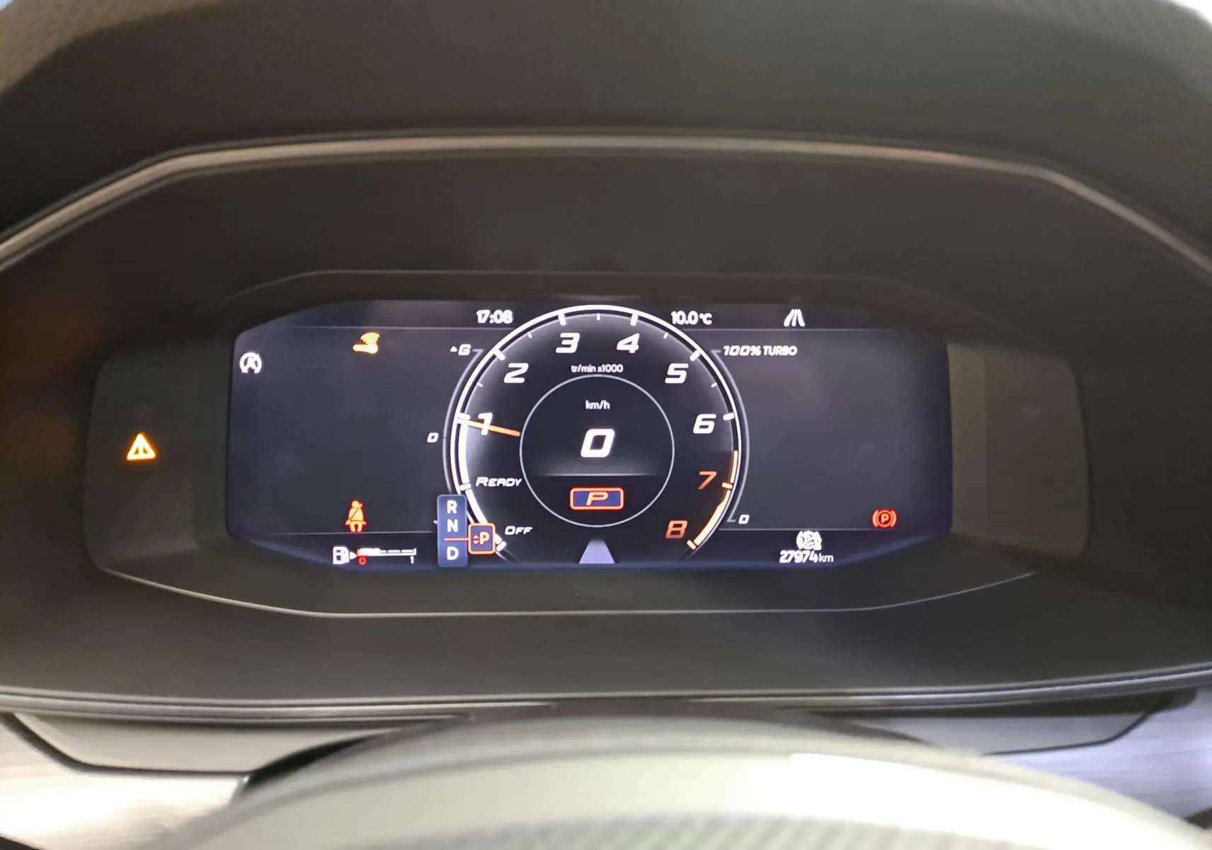 Vue rapprochée du tableau de bord numérique de la CUPRA Leon 2023, affichant le compte-tours et la vitesse à zéro.