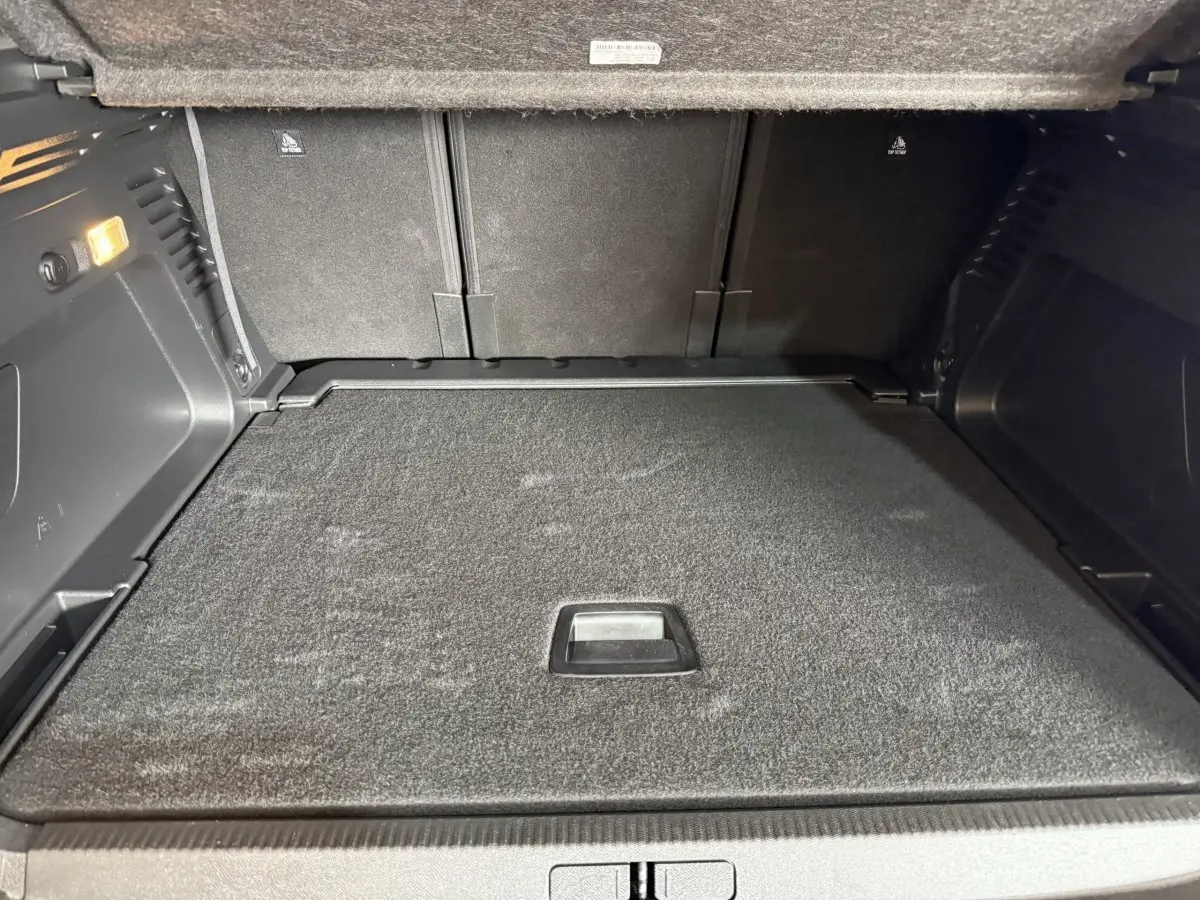 Vue intérieure du coffre spacieux et tapissé en noir du Citroën C5 Aircross 2021, avec banquette arrière rabattue.