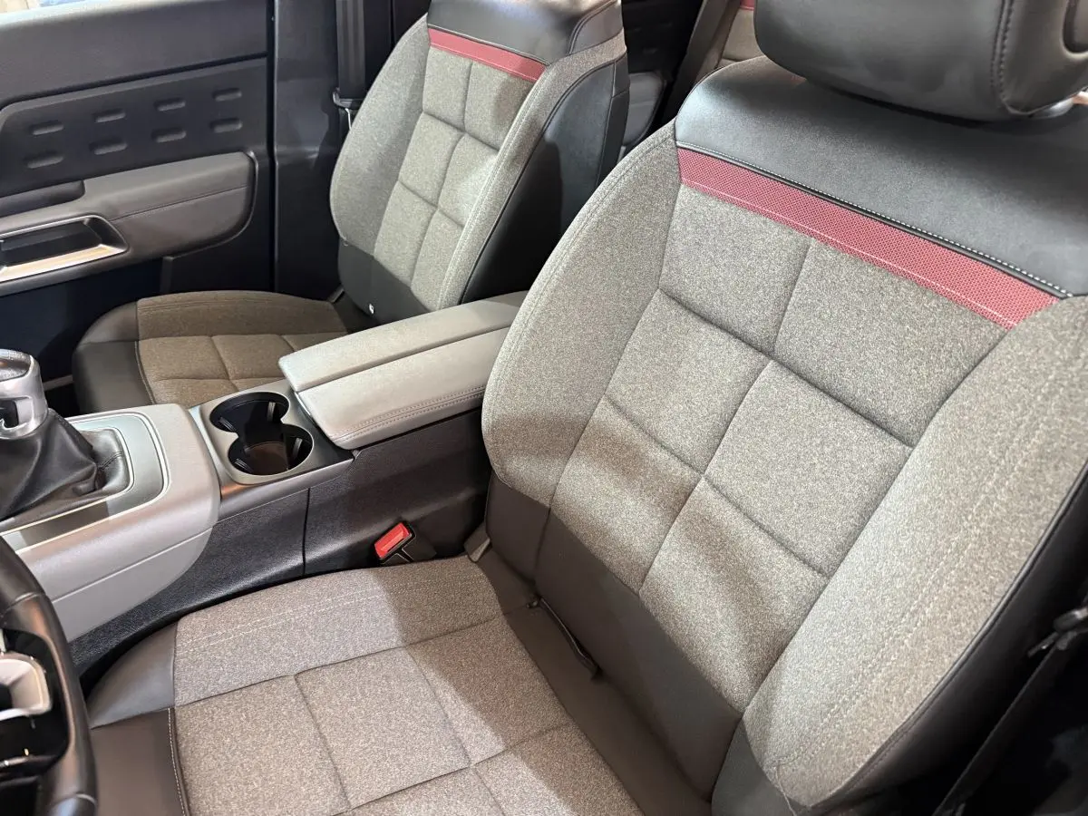 Vue rapprochée des sièges avant gris et noirs avec bande rouge du Citroën C5 Aircross 2021, version Business.