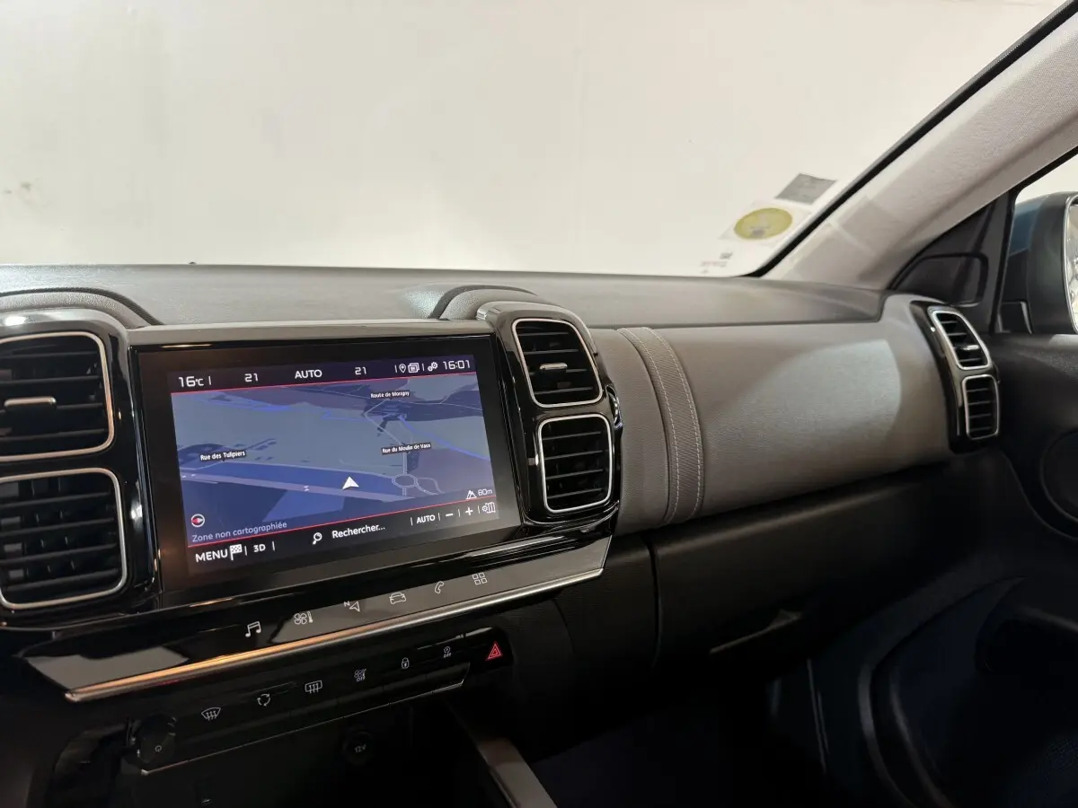 Tableau de bord noir et gris du Citroën C5 Aircross 2021 avec écran tactile de navigation en vue de côté passager.