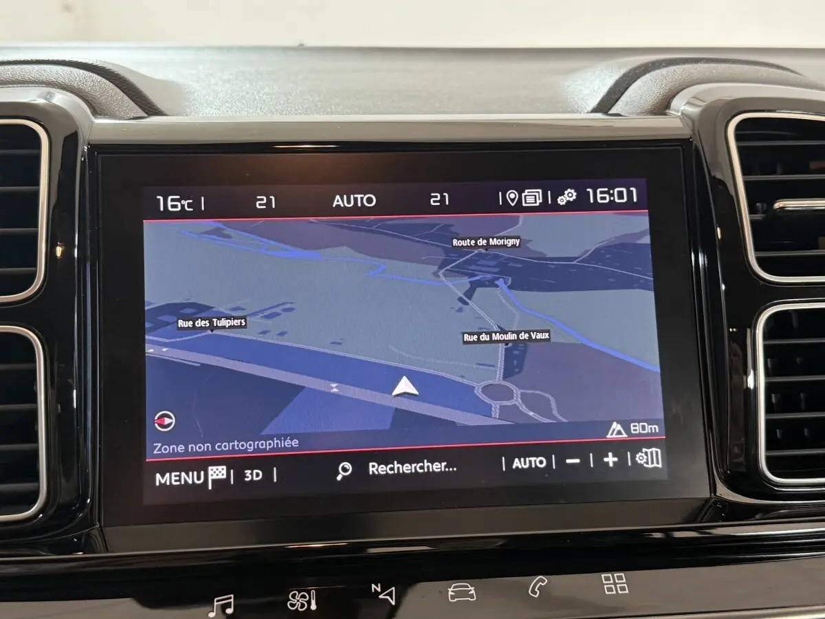 Écran tactile central du tableau de bord du Citroën C5 Aircross bleu, affichant la navigation 3D en mode jour.