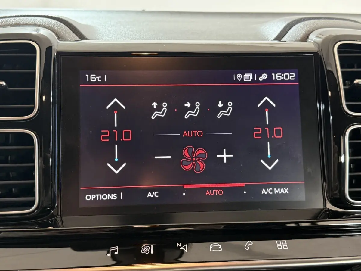 Écran tactile central du tableau de bord du Citroën C5 Aircross bleu, affichant la climatisation à 27°C en mode auto.