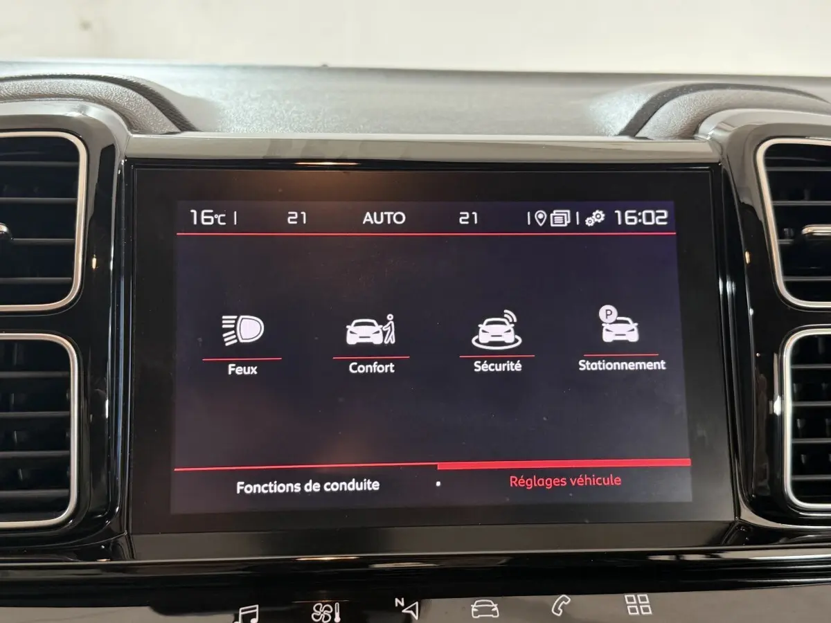 Écran tactile central du tableau de bord du Citroën C5 Aircross bleu, affichant les réglages de conduite.