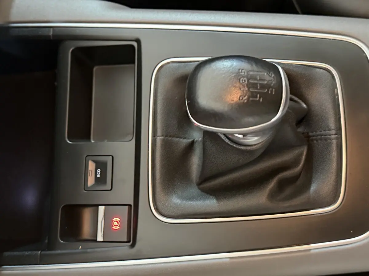 Gros plan sur la commande de boîte manuelle cuir et bouton frein électrique du Citroën C5 Aircross bleu, console centrale.