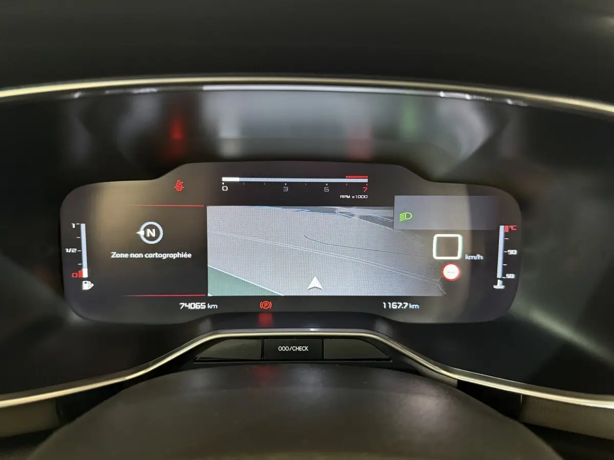 Affichage numérique du tableau de bord du Citroën C5 Aircross bleu, montrant la navigation et les indicateurs de vitesse et carburant.