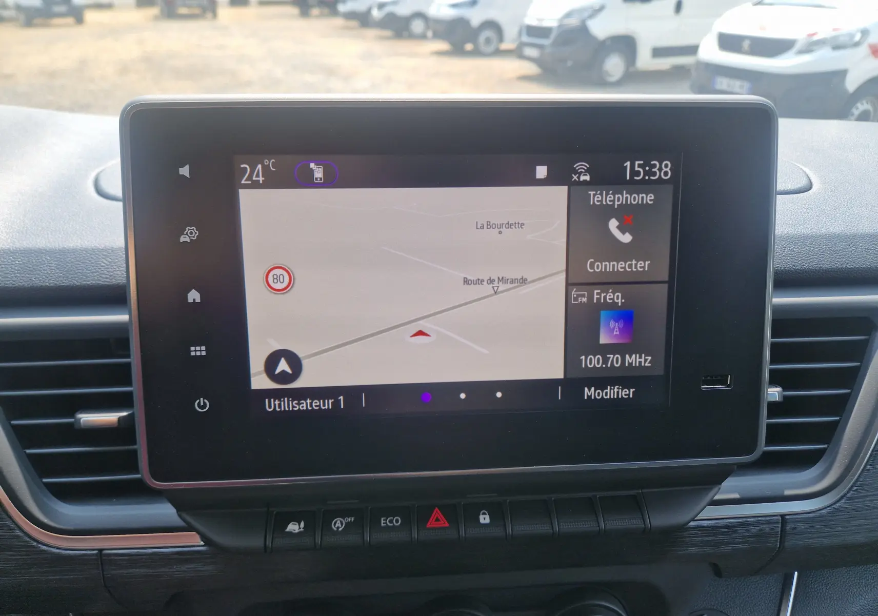 Écran tactile central du Renault Trafic Combi 2026 affichant la navigation et les options multimédia, vue de face intérieure.