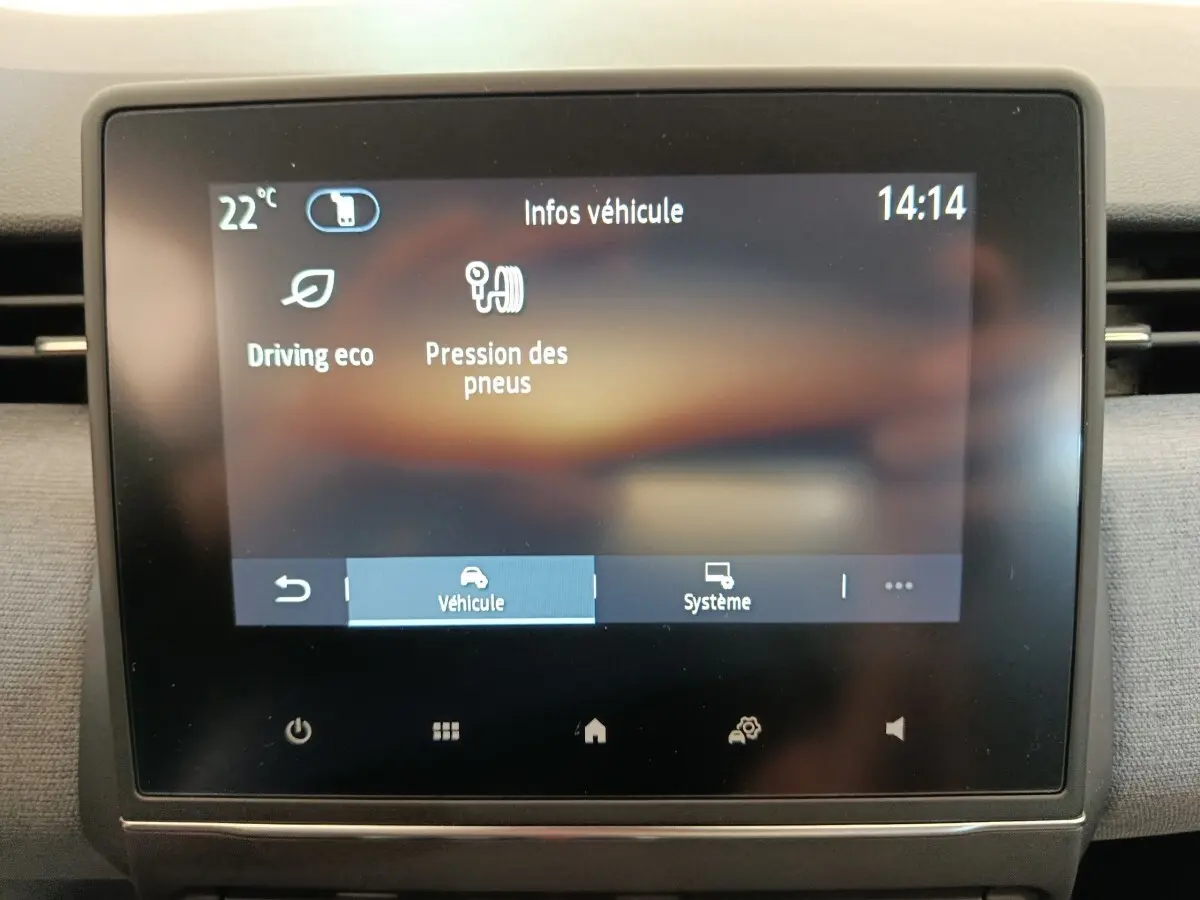 Écran tactile central de la Renault Clio blanc 2024 affichant les infos véhicule, température et heure.