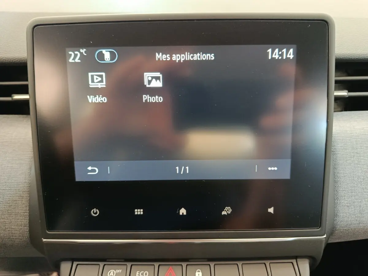 Écran tactile central affichant les applications vidéo et photo dans l’habitacle d’une Renault Clio blanche 2024.