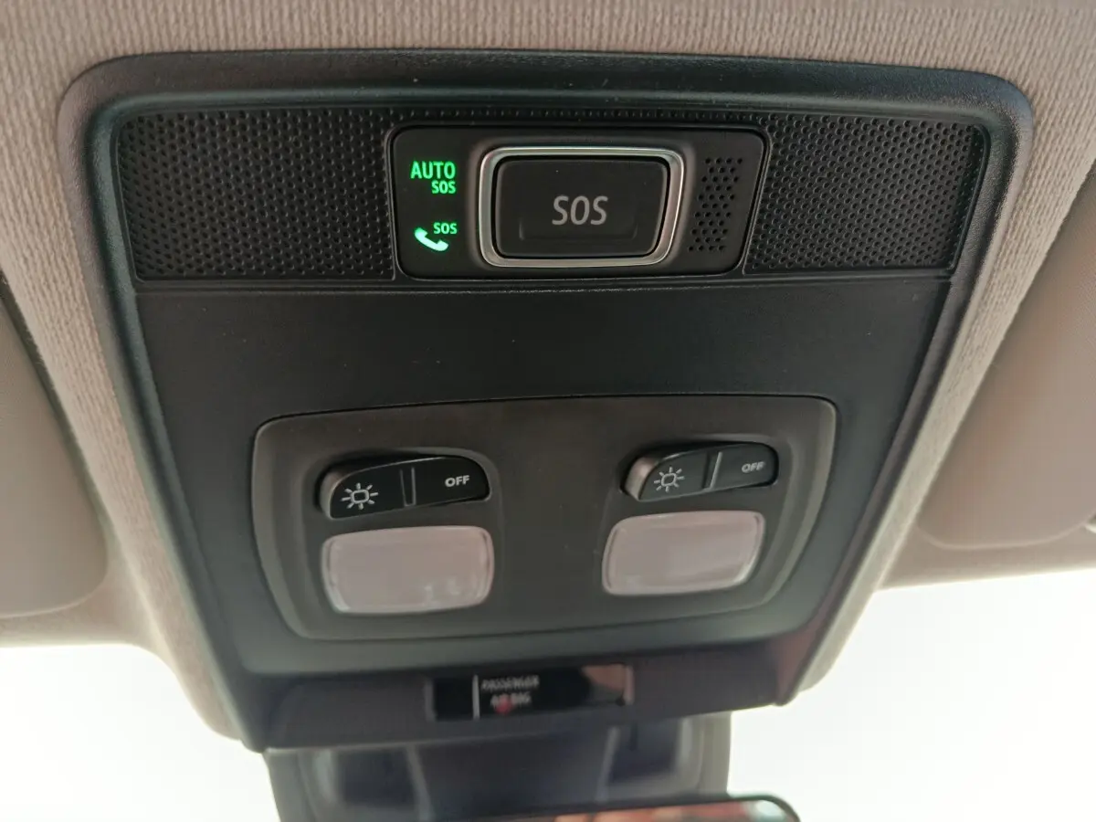 Vue intérieure du plafonnier avec bouton SOS éclairé dans une Renault Clio blanche 2024 Essence.