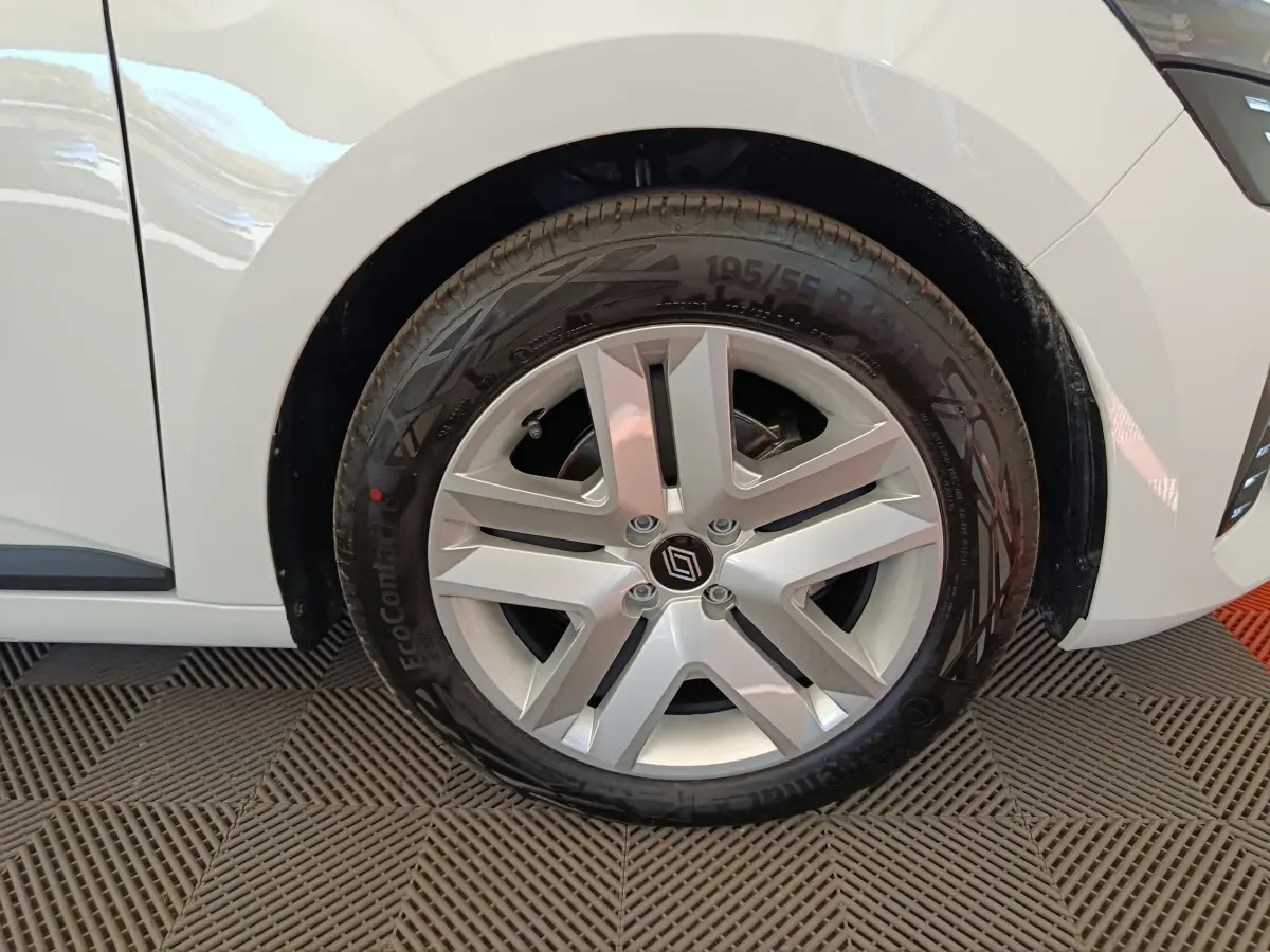 Gros plan sur la roue avant droite de la Renault Clio blanche 2024 avec jante alliage et pneu Continental EcoContact 6.