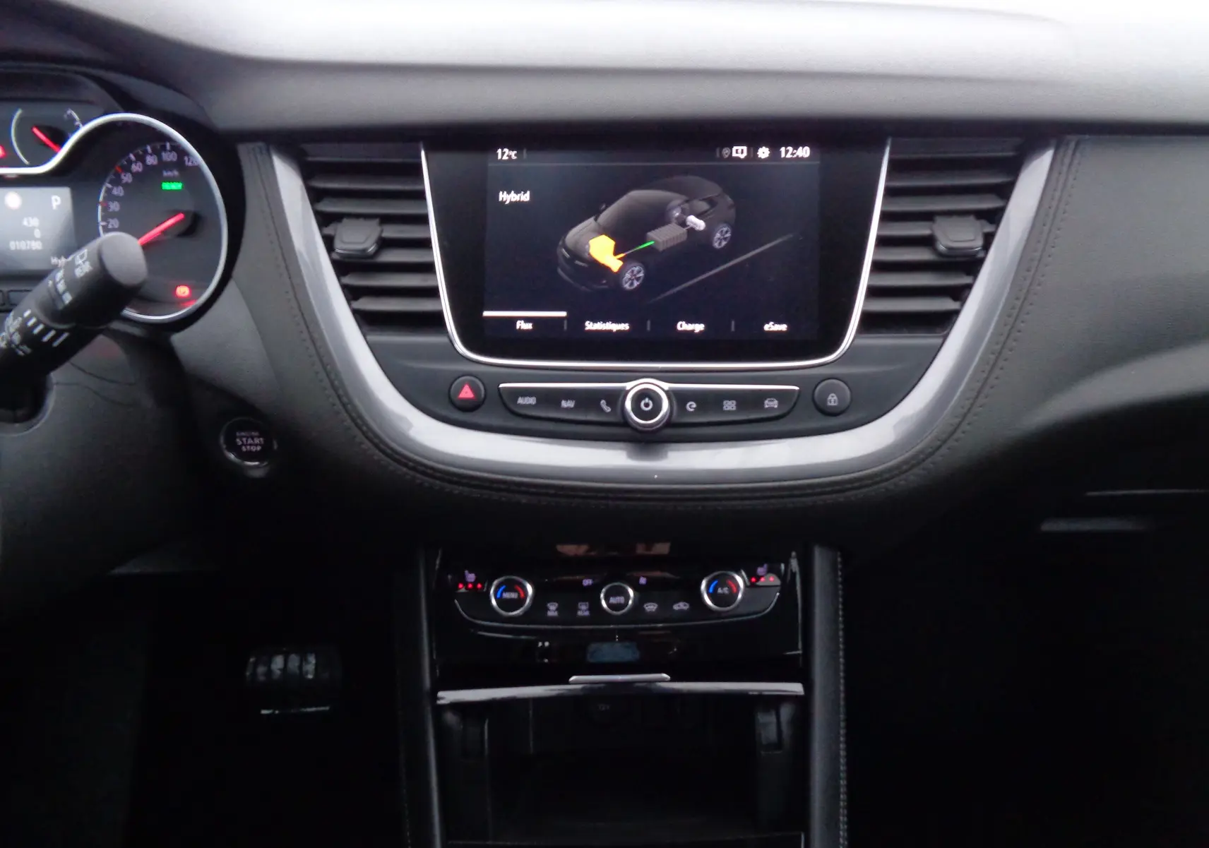 Tableau de bord de l'Opel Grandland X hybride 2021, vue frontale centrée sur l'écran tactile et commandes climatisation.