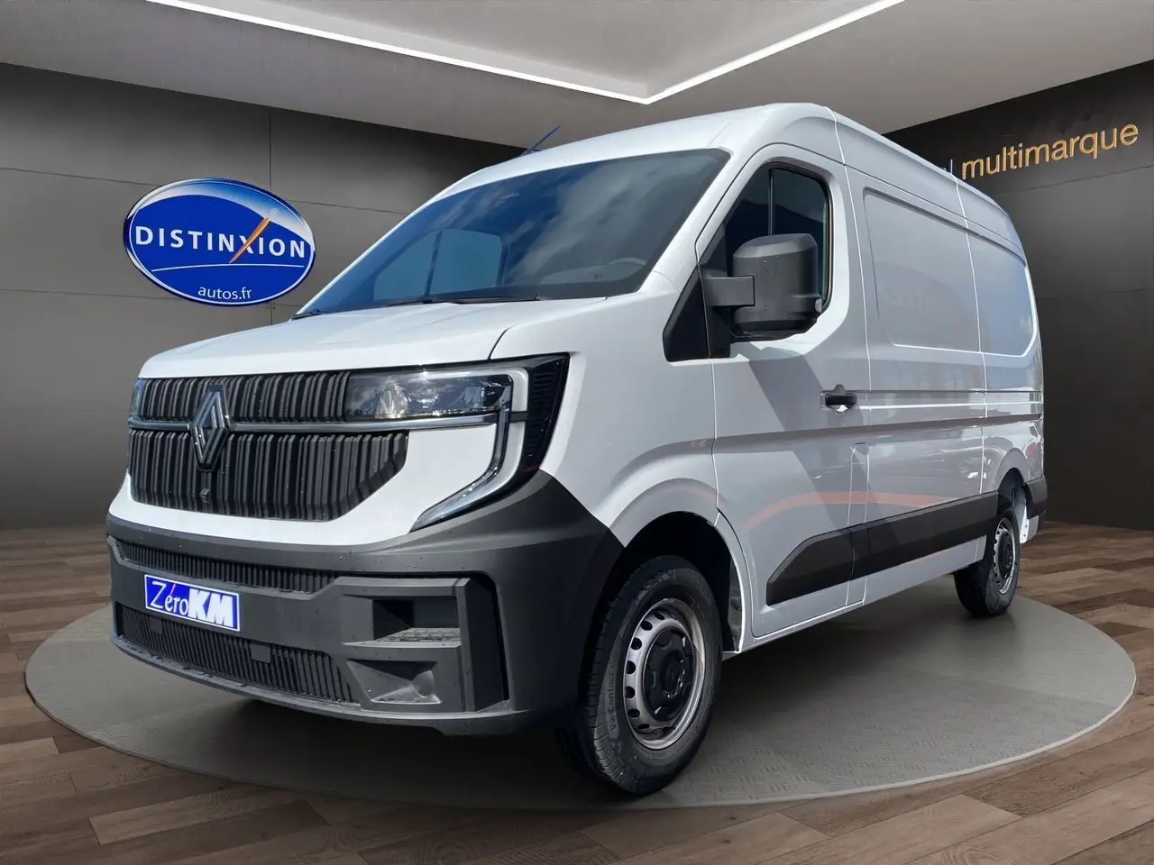 Renault Master blanc en 3/4 avant droit, avec calandre noire grainée et jantes tôlées 16 pouces.