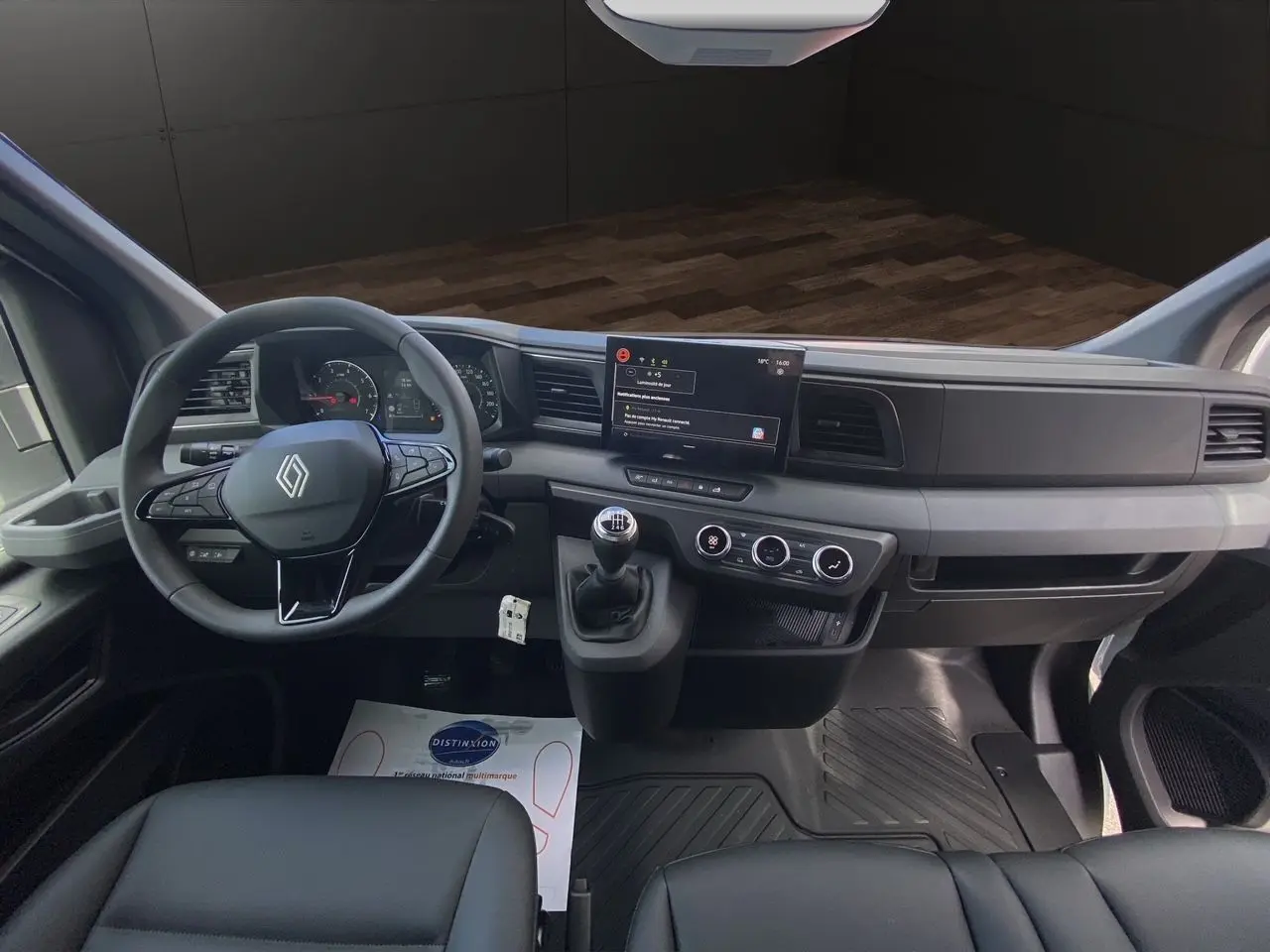 Intérieur du Renault Master 2025 vu de face, tableau de bord moderne avec écran tactile et volant multifonction noir.