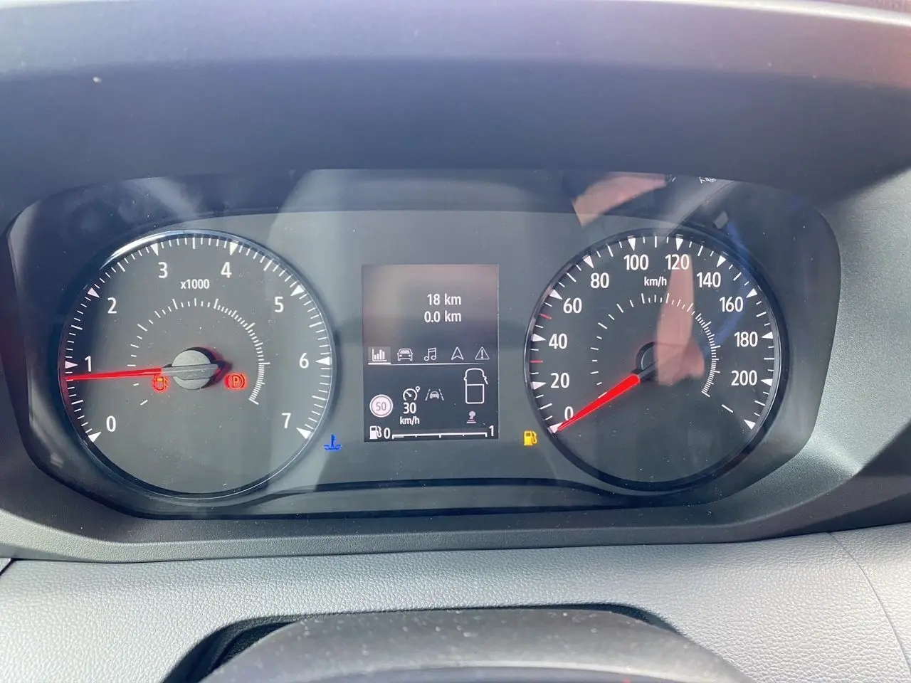 Vue rapprochée du combiné d'instrumentation du Renault Master 2025 affichant 18 km et alertes de sécurité.