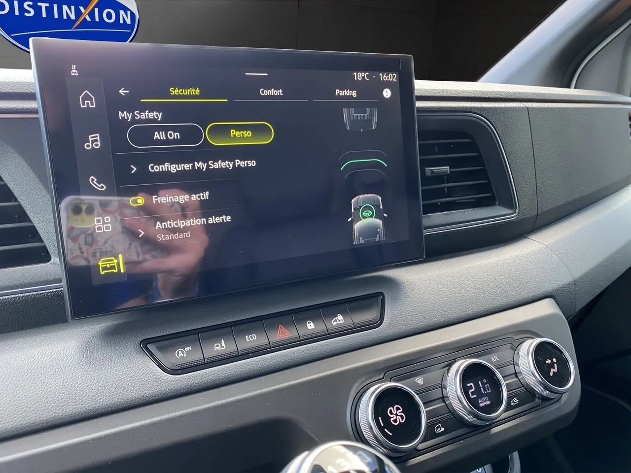 Tableau de bord du Renault Master 2025 avec écran tactile OpenR Link et commandes climatisation en vue latérale droite.
