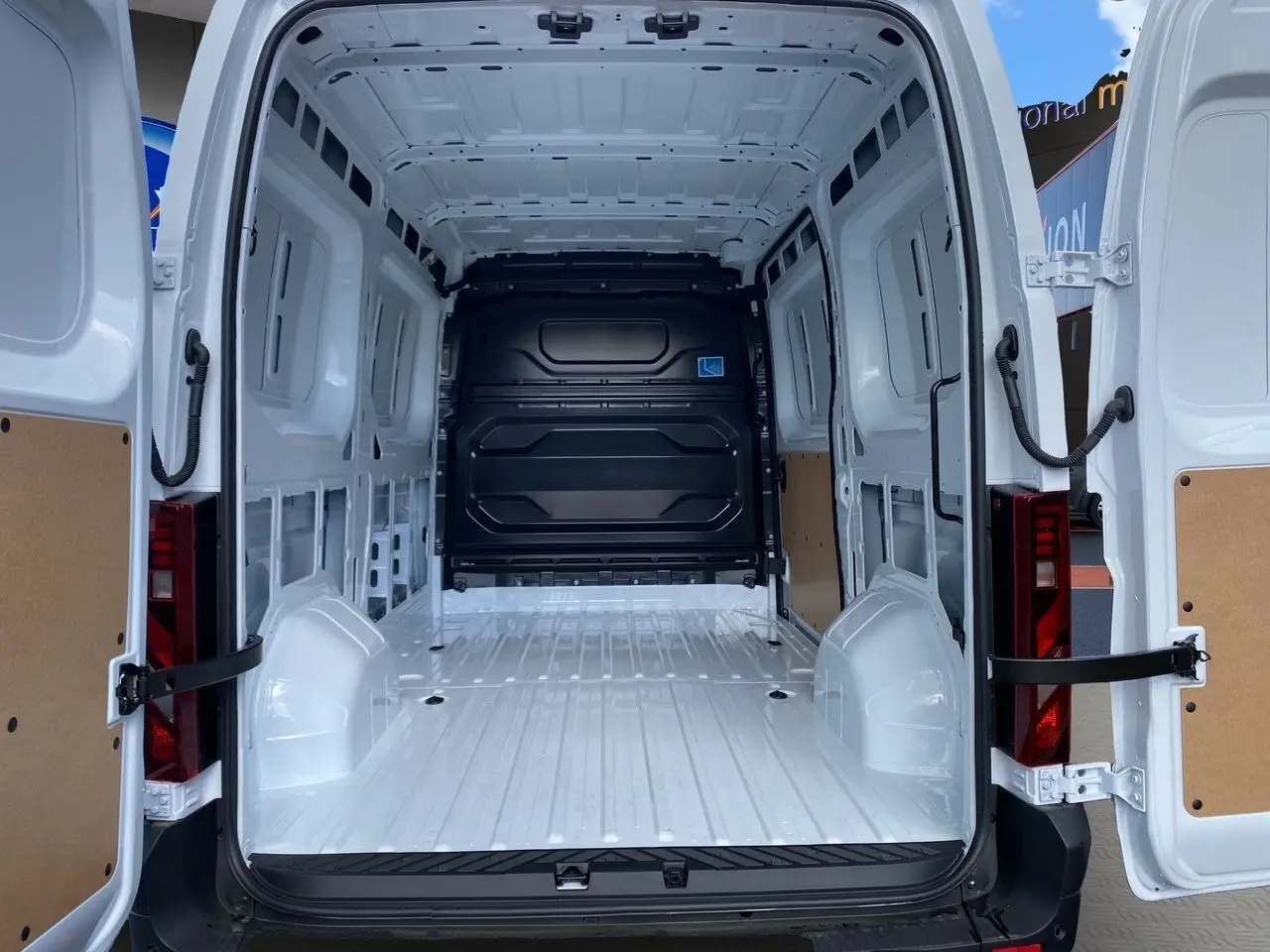 Vue arrière du Renault Master blanc 2025 avec portes ouvertes montrant la grande zone de chargement vide et tôlée.