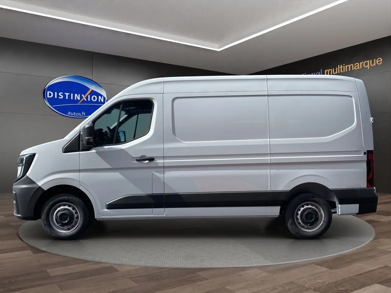Vue latérale droite du Renault Master blanc 2025 avec portes arrière tôlées et jantes tôlées 16 pouces.