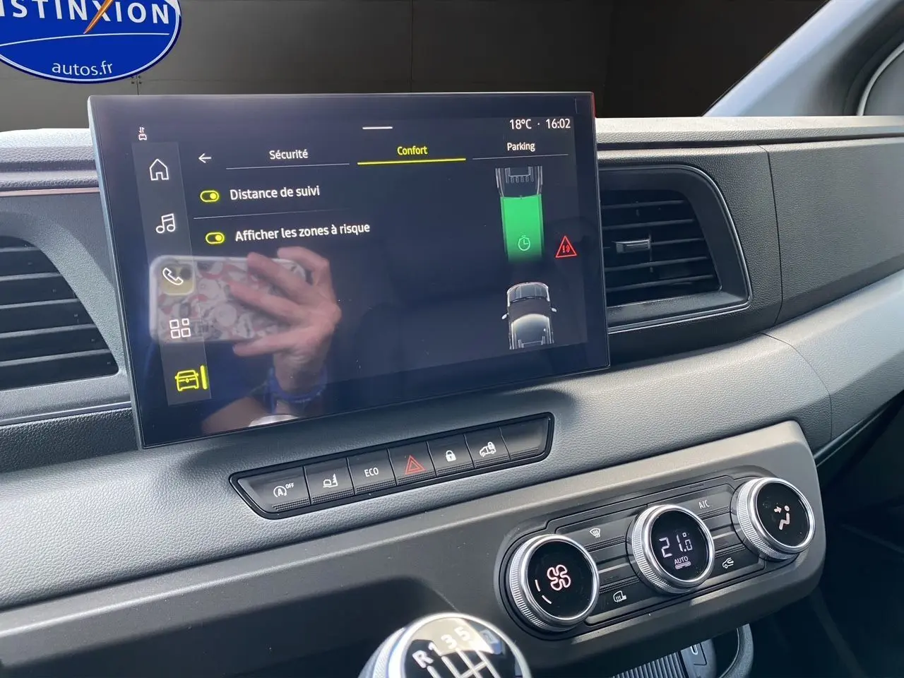 Vue rapprochée de la planche de bord du Renault Master 2025 avec écran tactile, climatisation et levier de vitesses manuel.