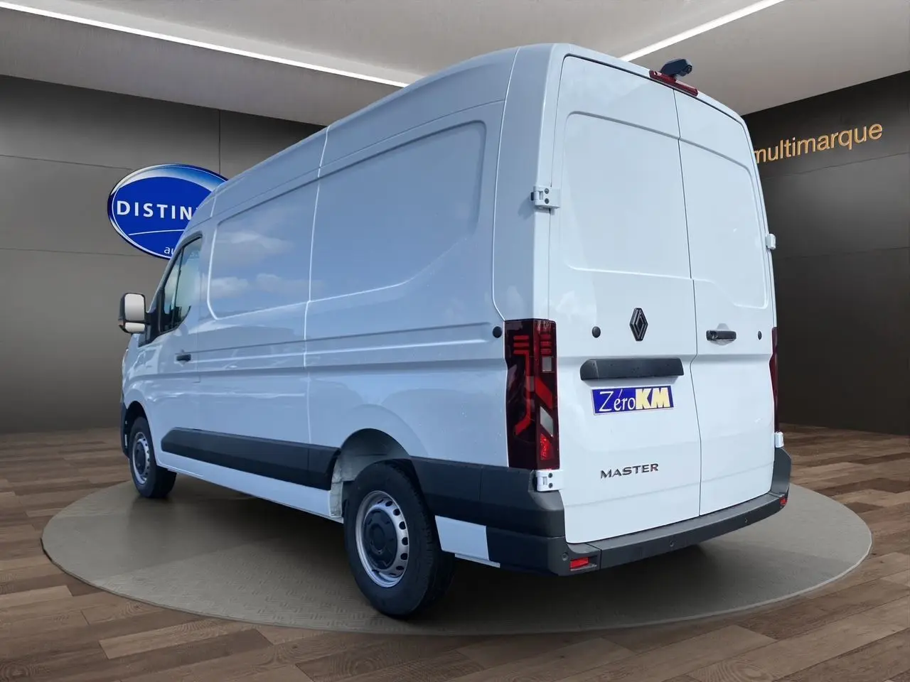 Renault Master blanc en vue 3/4 arrière droit, portes arrière tôlées et jantes tôlées 16 pouces avec enjoliveurs.