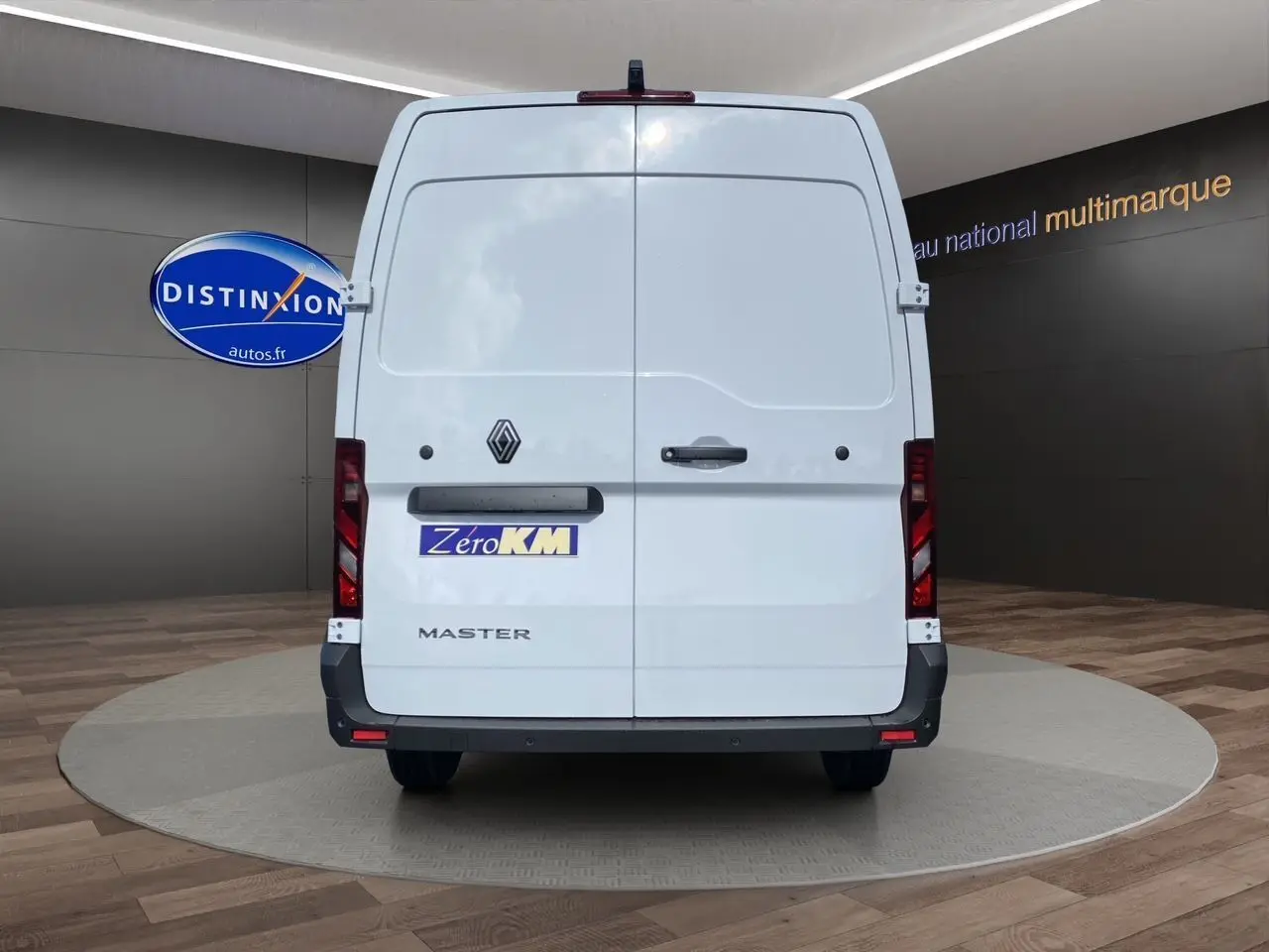 Vue arrière d'un utilitaire Renault Master blanc avec portes arrière tôlées et logo central noir.