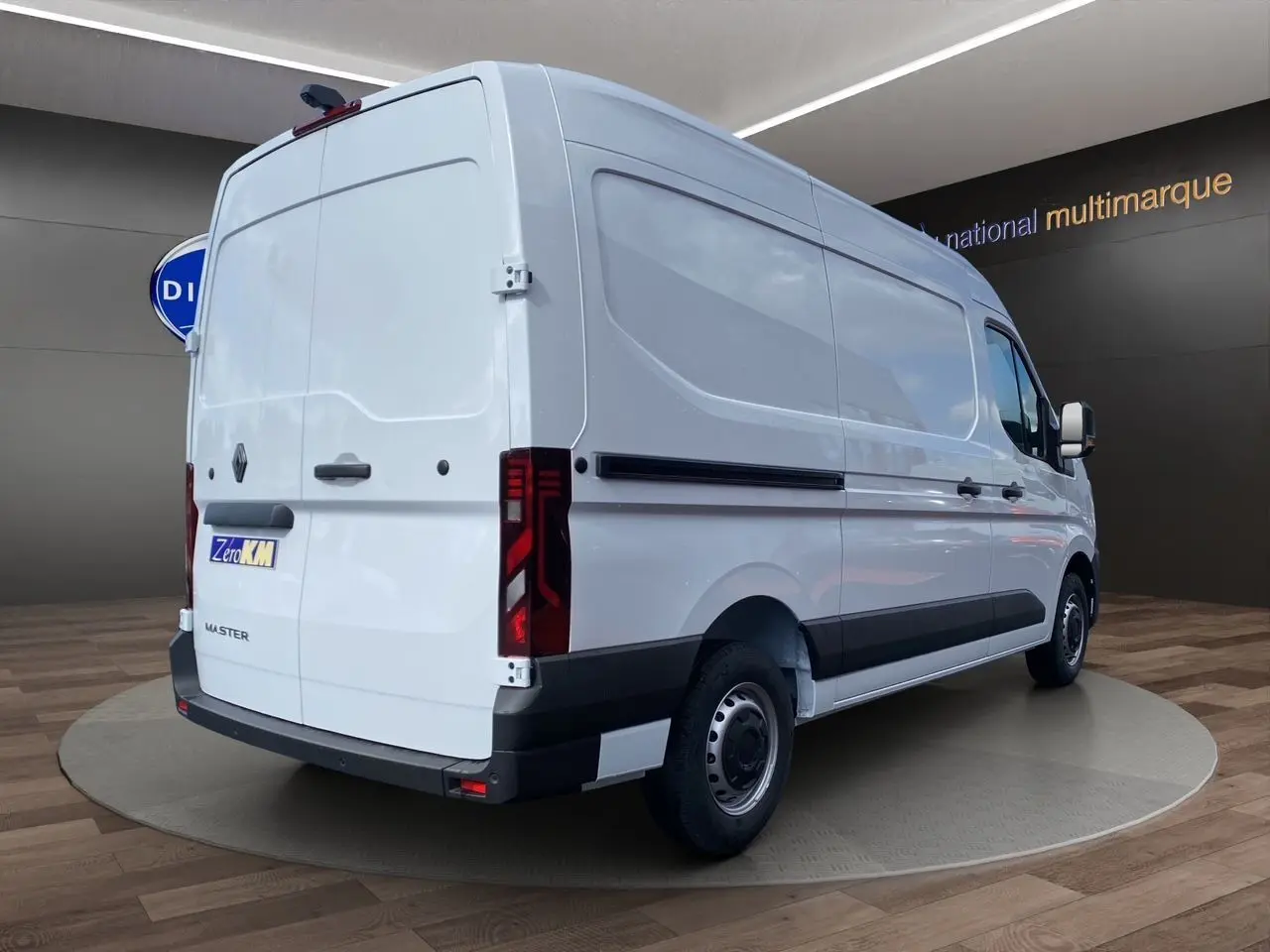 Vue 3/4 arrière droite du Renault Master blanc, fourgon utilitaire avec portes arrière tôlées et jantes tôlées 16 pouces.