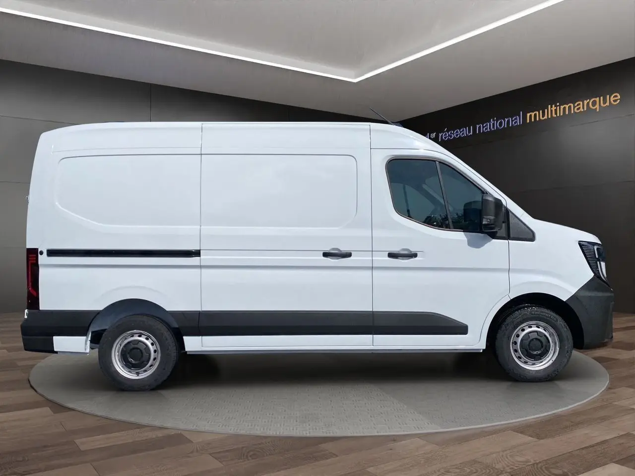 Profil droit du Renault Master blanc 2025 avec portes arrière tôlées et jantes tôlées 16 pouces.