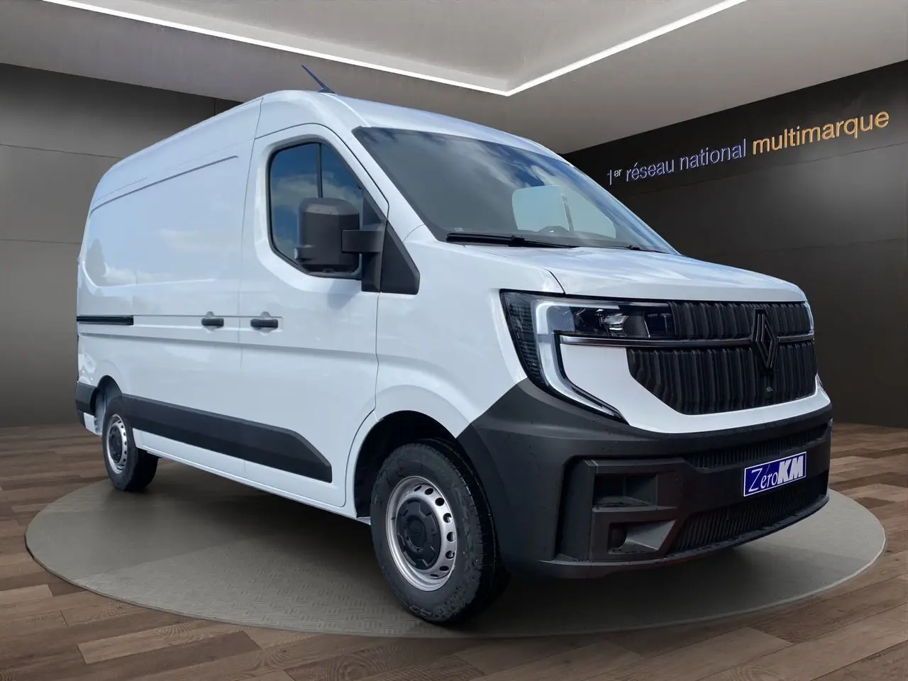 Renault Master blanc en 3/4 avant droit, avec calandre noire grainée et jantes tôlées 16 pouces.