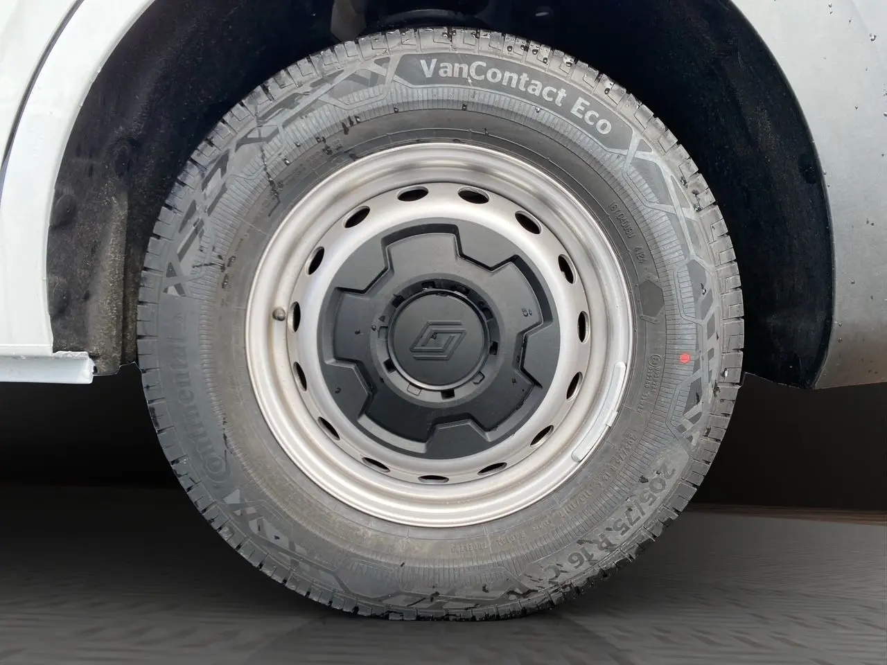 Gros plan sur la roue avant droite du Renault Master blanc avec jante tôlée 16'' et enjoliveur noir.