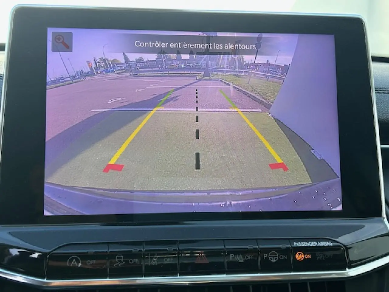 Écran tactile affichant la caméra de recul du Jeep Compass noir, avec lignes d'aide au stationnement visibles.